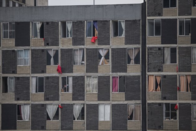 Red Rags on Windows to Protest Amid Quarantine in Colombia