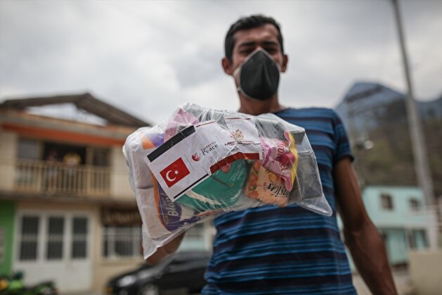 Turkey's TIKA distribute aids in Bogota