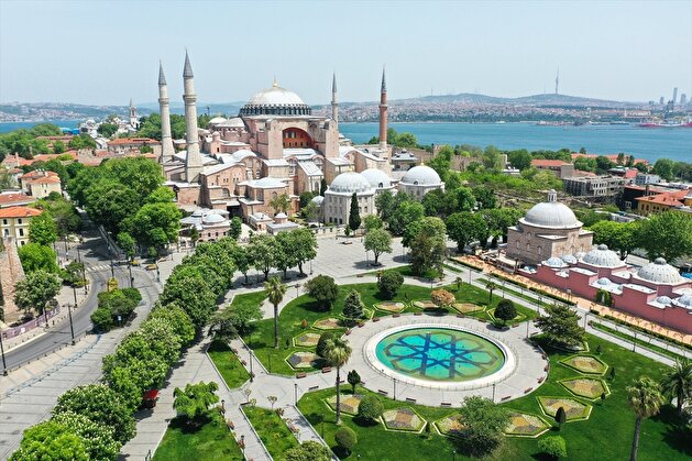 Historical sites in Istanbul fall silent as weekend lockdown continues