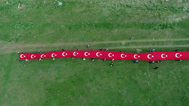 Youth carry giant Turkish flag to commemorate 4th anniversary of July 15 coup attempt