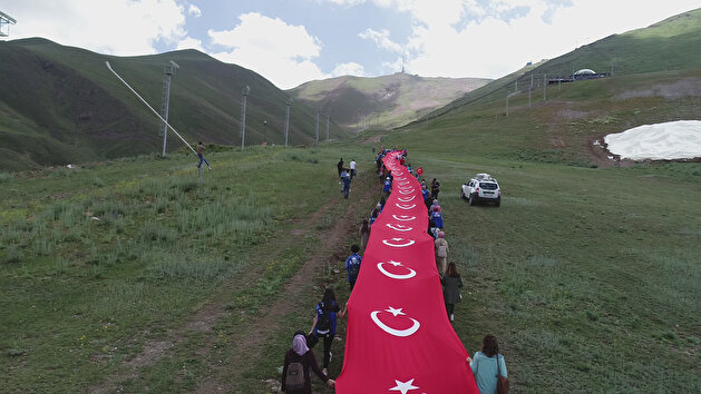 Youth carry giant Turkish flag to commemorate 4th anniversary of July 15 coup attempt