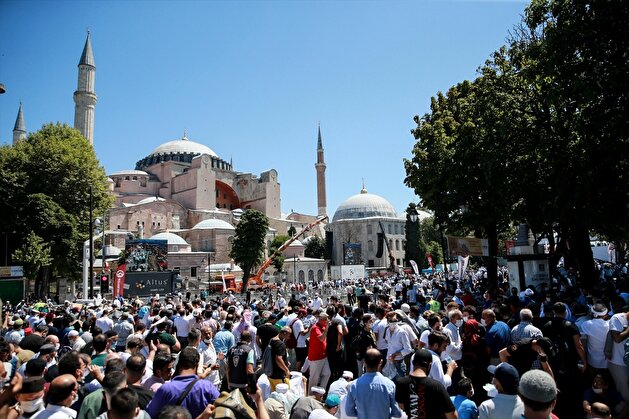 Thousands flock to Hagia Sophia Mosque for Friday prayers