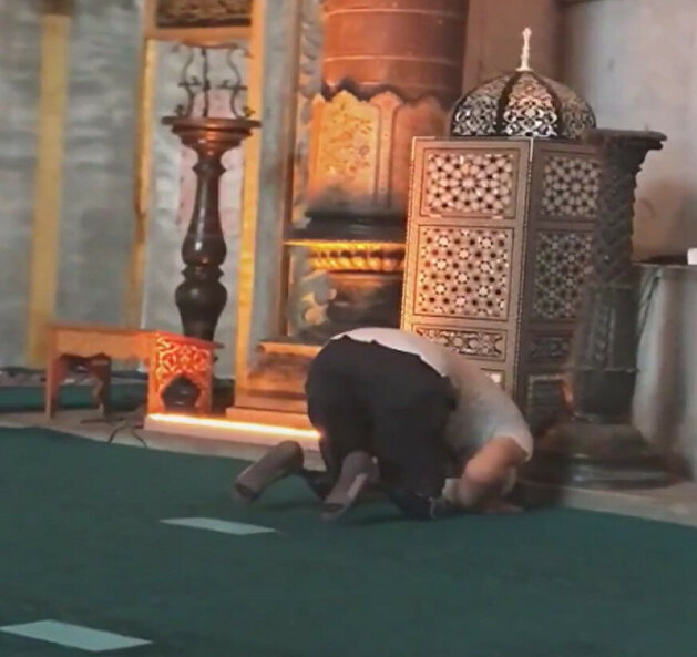 Man with prosthetic legs makes way to Hagia Sophia Mosque to pray