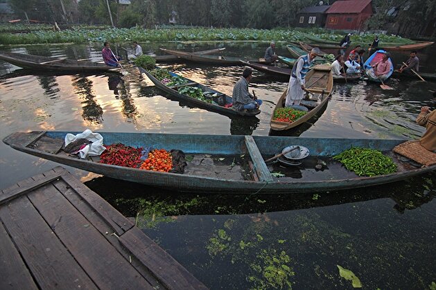 Floating vegetable market amid COVID-19 in Kashmir