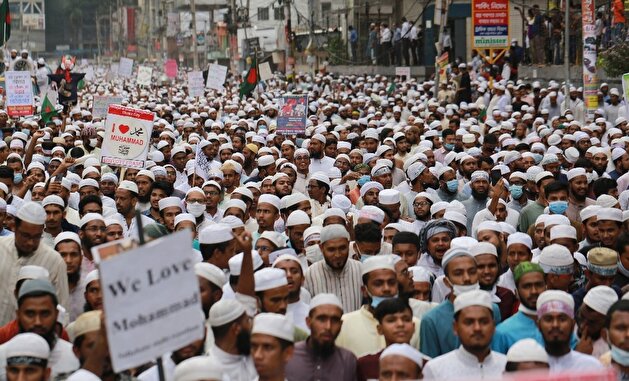 Thousands of Muslims in Bangladesh call for boycott of French products