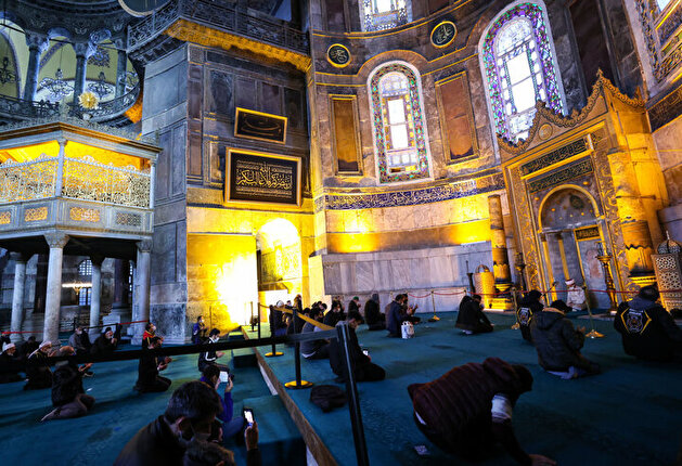 Erdogan donates Islamic calligraphy painting to Hagia Sophia Grand Mosque