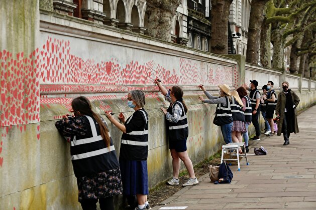 National Covid Memorial Wall in London honors pandemic victims