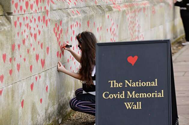National Covid Memorial Wall in London honors pandemic victims