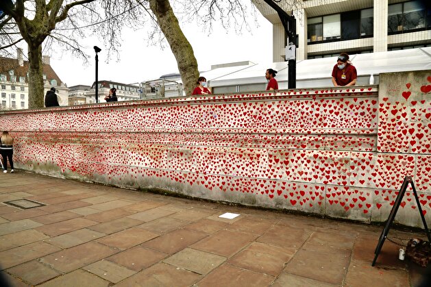 National Covid Memorial Wall in London honors pandemic victims