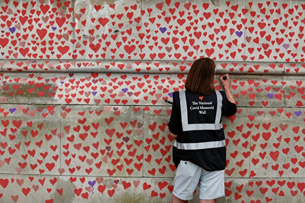 National Covid Memorial Wall in London honors pandemic victims
