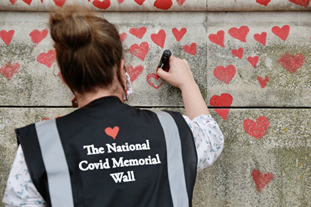National Covid Memorial Wall in London honors pandemic victims