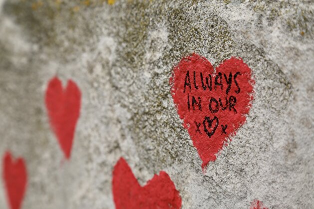 National Covid Memorial Wall in London honors pandemic victims
