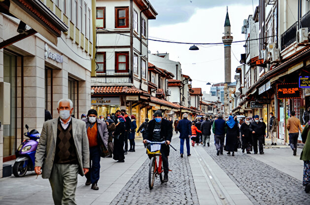 Turks rush to complete Ramadan shopping at historic market