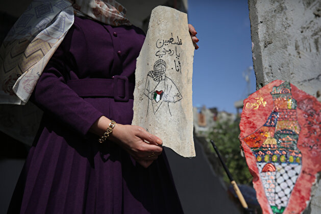"سجى".. فنانة فلسطينية تحول أنقاض منزلها للوحات فنية