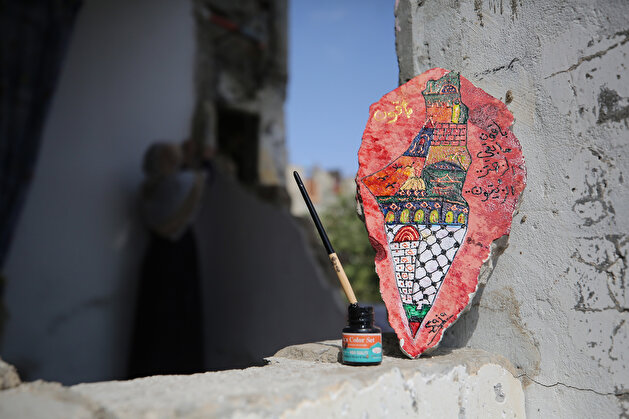 "سجى".. فنانة فلسطينية تحول أنقاض منزلها للوحات فنية