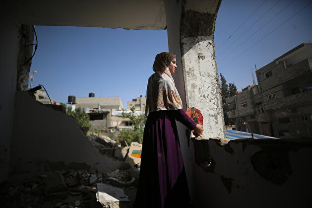 "سجى".. فنانة فلسطينية تحول أنقاض منزلها للوحات فنية