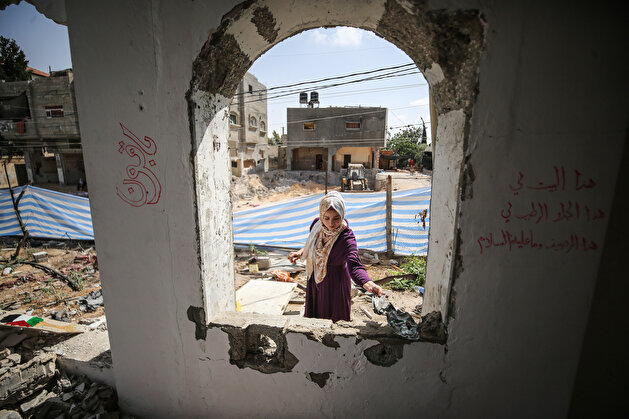 "سجى".. فنانة فلسطينية تحول أنقاض منزلها للوحات فنية