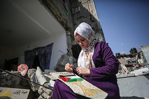 "سجى".. فنانة فلسطينية تحول أنقاض منزلها للوحات فنية
