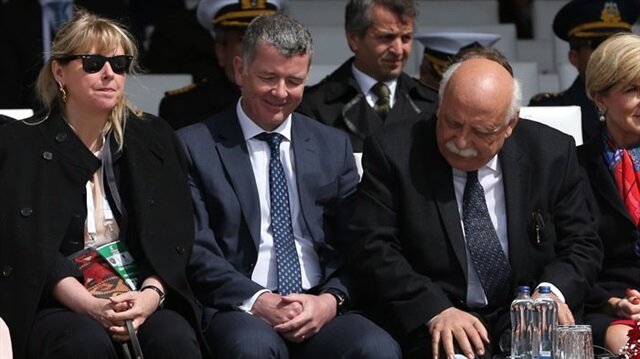 Bakan Avcı protokoldeki sıradışı misafirle yakından ilgilendi