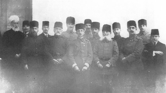 Şehzade ve anadolu heyeti Şehzade Abdürrahim Efendi (ortada) başkanlığındaki Anadolu Nasihat Heyeti üyeleri... Heyet 16 Nisan 1919’da İstanbul’dan yola çıkıp Bursa, Balıkesir, İzmir, Denizli, Burdur, Antalya, Isparta, Konya ve Eskişehir’i dolaşıp18 Mayıs’ta İstanbul’a dönmüştü.