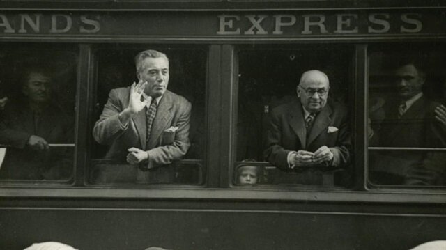 İki kader arkadaşı Celal Bayar ve Refik Koraltan bir tren yolculuğu sırasında halkla konuşurken görülüyor.