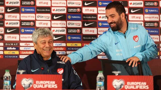 İzlanda maçı öncesinde basın toplantısı düzenleyen Mircea Lucescu ve Arda Turan'ın neşeli tavırları dikkat çekti.