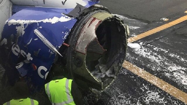 Southwest Airlines'a ait Boeing 737-700 uçağının motorunda gerçekleşen patlama sonrası uçak Philadelphia kentine acil iniş yaptı.