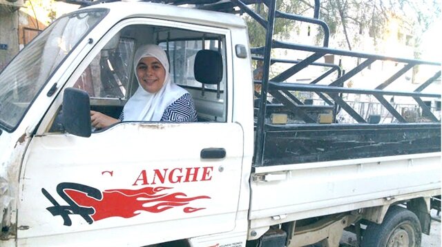 Umm Samih, Doğu Guta'da günlük 200 aileye kendi kamyonetiyle yemek dağıtıyordu.