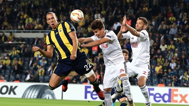 Frey, Spartak Trnava maçında kullanılan kornerde gol arıyor.