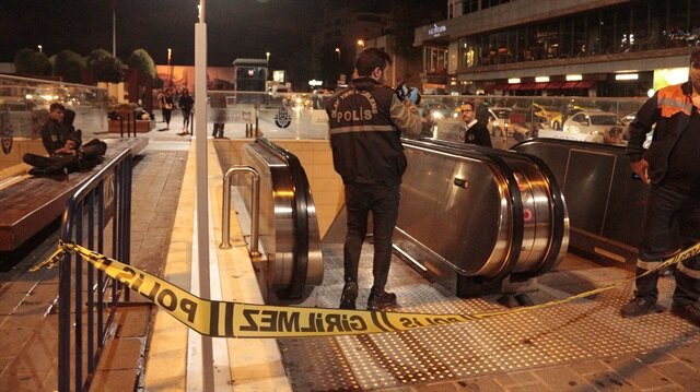 polis ekipleri metro girişini şeritle kapatarak, Olay Yeri İnceleme Şube Müdürlüğü'ne bağlı ekipleri olay yerine davet etti.