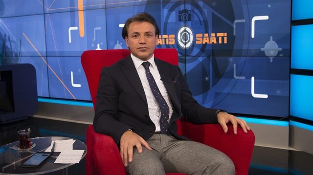 Tamer Tuna, katıldığı televizyon programında objektiflere poz verirken.