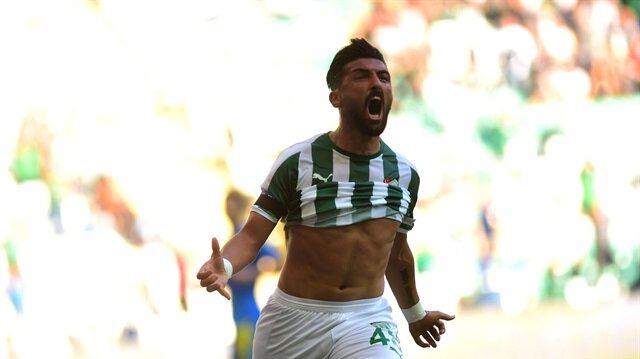 22 yaşındaki Umut Meraş, Bursaspor'da kaydettiği ilk golden sonra büyük sevinç yaşadı.