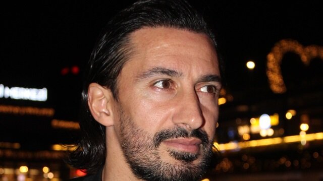 Hasan Kabze şık kıyafetiyle objektiflere poz verdi.