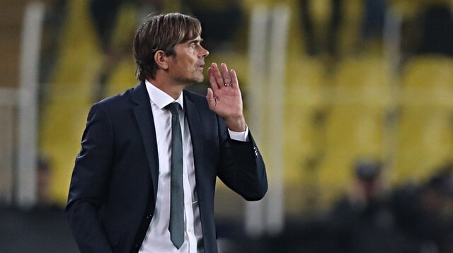 Phillip Cocu saha kenarından oyunculara direktif verirken.
