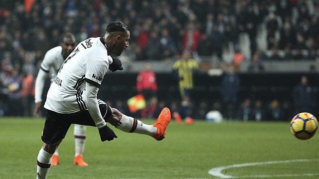 Ricardo Quaresma, trivela vuruşu yapıyor...
