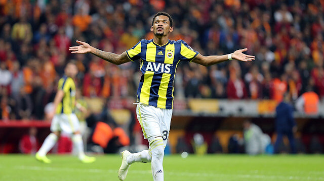 Jailson, skoru 2-2'ye getiren golü kaydettikten sonra derbide kendilerini yalnız bırakmayan taraftarlara doğru koştu.