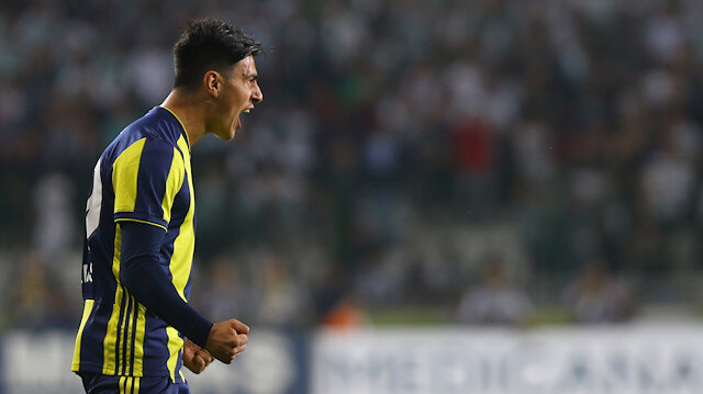 Eljif Elmas, Bursaspor ağlarına gönderdiği golün ardından büyük sevinç yaşıyor.