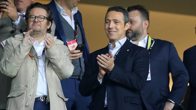 Fenerbahçe Başkanı Ali Koç kurmaylarıyla birlikte izlediği maçta yıldızlaşan Valbuena'yı oyundan çıkarken alkışlıyor.