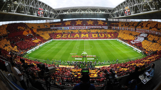 Galatasaray'ın 4. yıldız temalı 'Selam Dur' koreografisi o döneme damga vurmuştu.