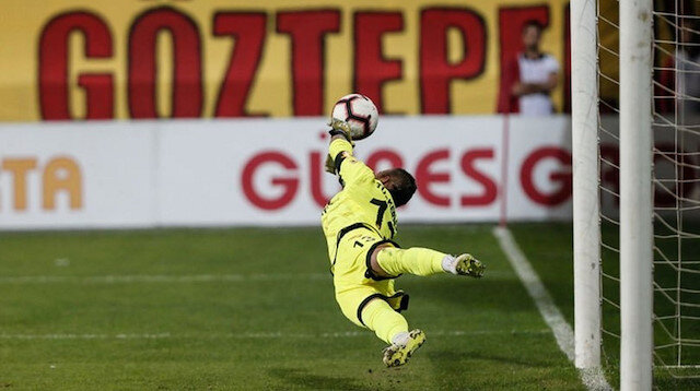 Göztepe kalecisi Beto yine bir penaltı atışında kalesini gole kapatamıyor...