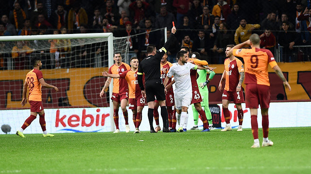 Hüseyin Göçek, Serdar Aziz'i kırmızı kartla cezalandırırken.