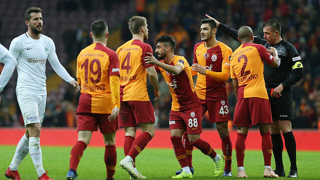 Serdar Aziz penaltı kararına tepki göstererek topu hakemin üzerine fırlatmıştı.