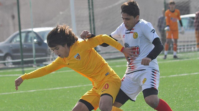 Kayserispor'un genç yeteneği Emre Demir, topu rakibinden saklamaya çalışıyor...