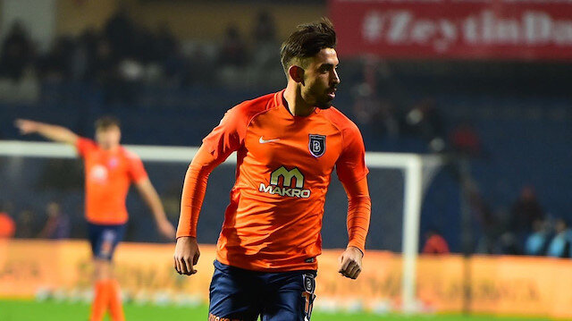 İrfan Can Kahveci boş alana koşu yapıyor.
