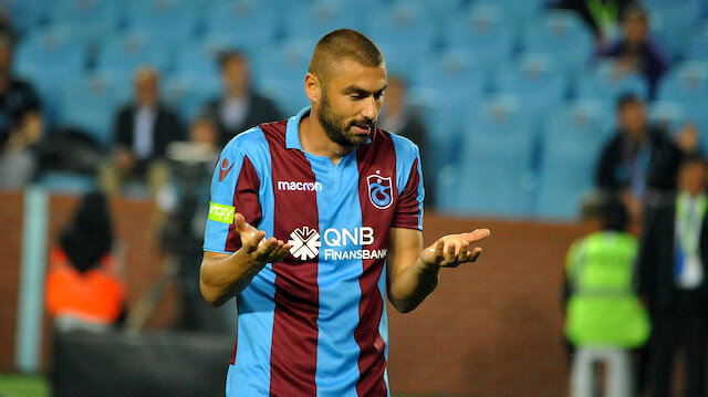 Burak Yılmaz kaçırdığı golün ardından kısa süreli bir şok yaşıyor.