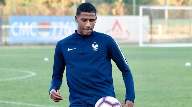 Jean Clair Todibo milli takım idmanında ısınıyor.