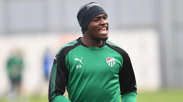 Moussa Sow, Bursaspor idmanında takım arkadaşlarına sataşıyor.