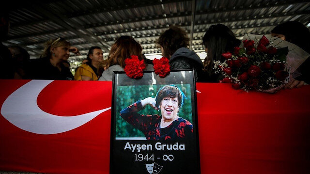 Ayşen Gruda son yolculuğuna uğurlandı. 