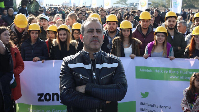 Haluk Levent, AHBAP(Anadolu Halk ve Barış Platformu) iyilik örgütüyle Türkiye'nin neredeyse her ilinde aktif olarak yardımlar yapılmasına vesile oluyor.
