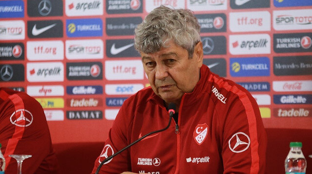 Mircea Lucescu basın toplantısında açıklamalarda bulunuyor.